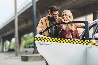 glatt par öppnar dörren till en taxi tillsammans